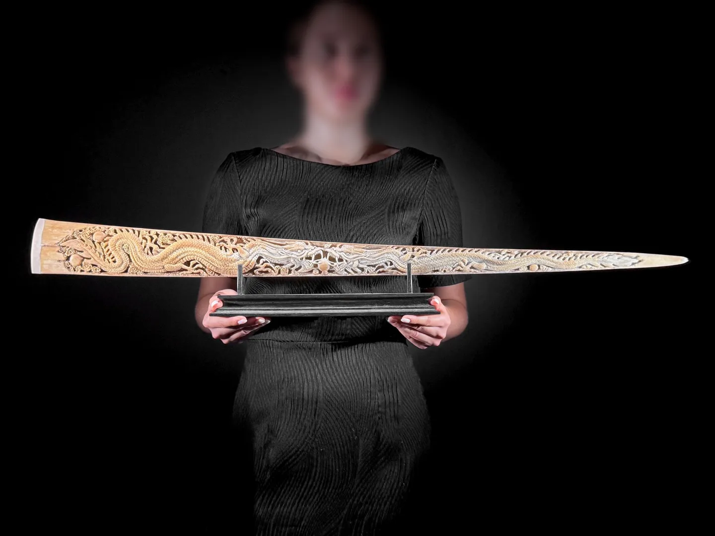 Real by hand carved Nos/tusk Swordfish/Swordfish/Marlin/Swordfish with a motif of dvoch drakov na wooden stojane (92cm)