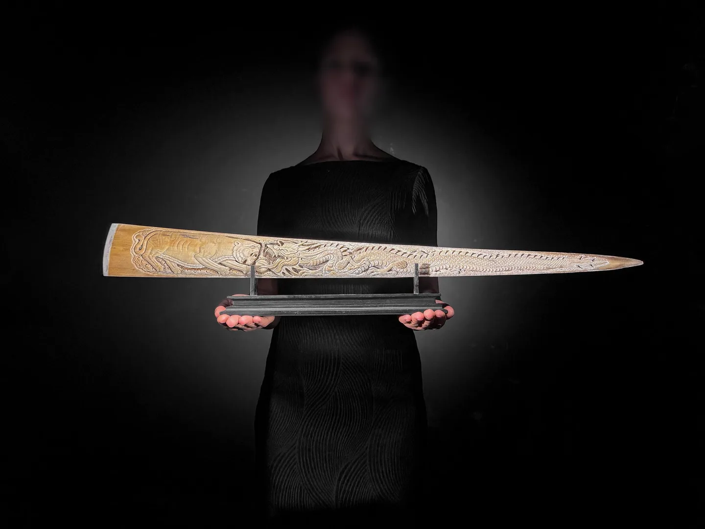 Real by hand carved Nos/tusk Swordfish/Swordfish/Marlin/Swordfish with a motif of boj tyger vs drak na wooden stojane (85cm)