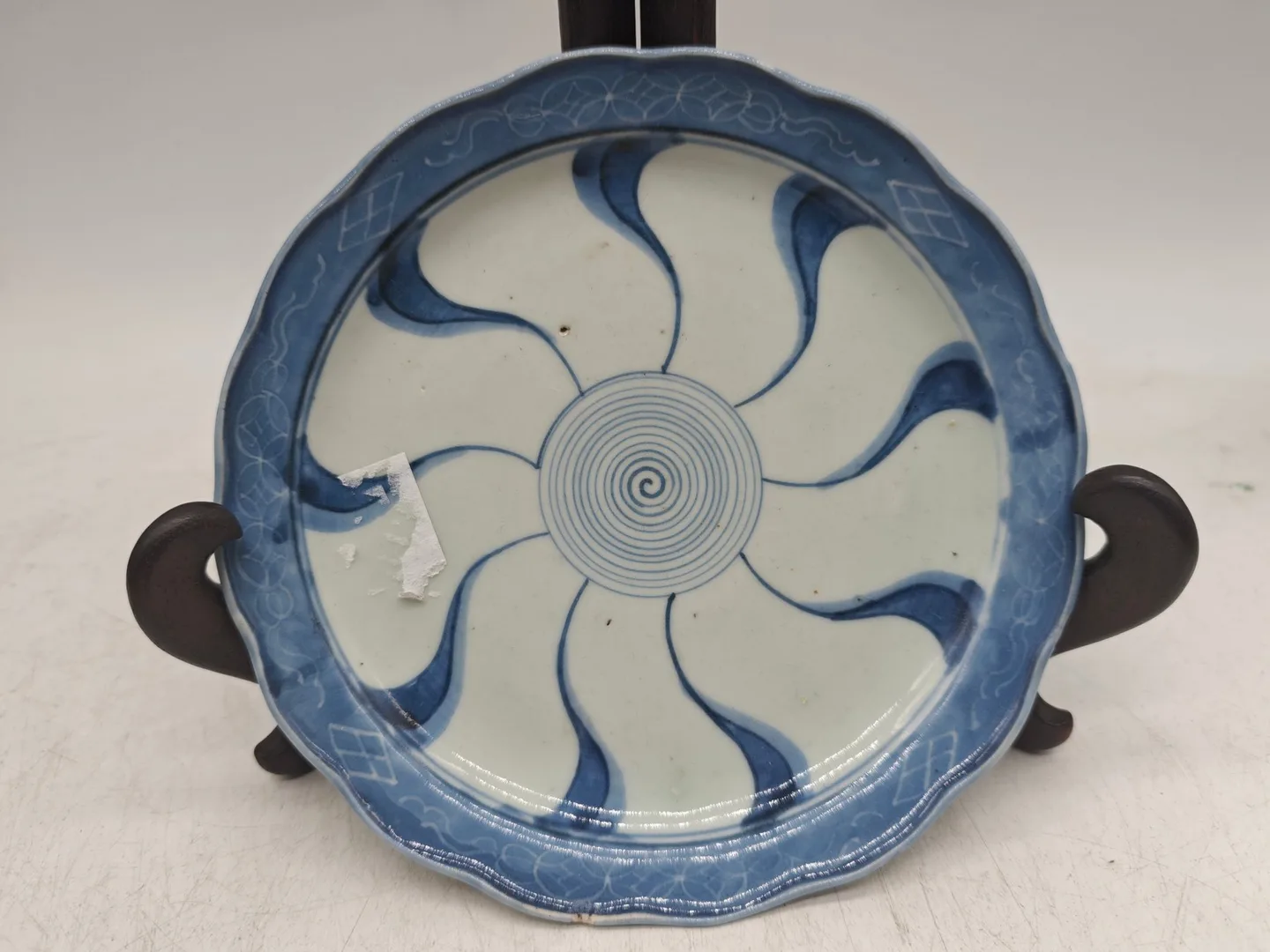 Antique Japanese porcelain. (obdobie Meiji 1868-1912) plate with blue geometric motif