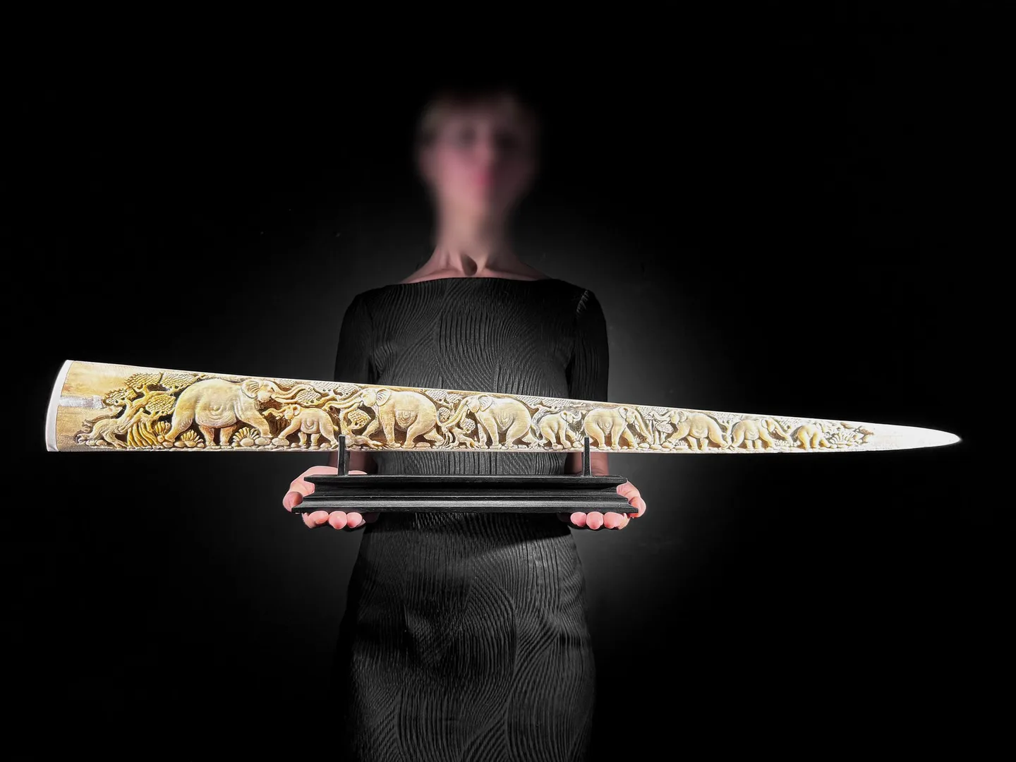 Real by hand carved Nos/tusk Swordfish/Swordfish/Marlin/Swordfish with a motif of slonov na wooden stojane (90cm)