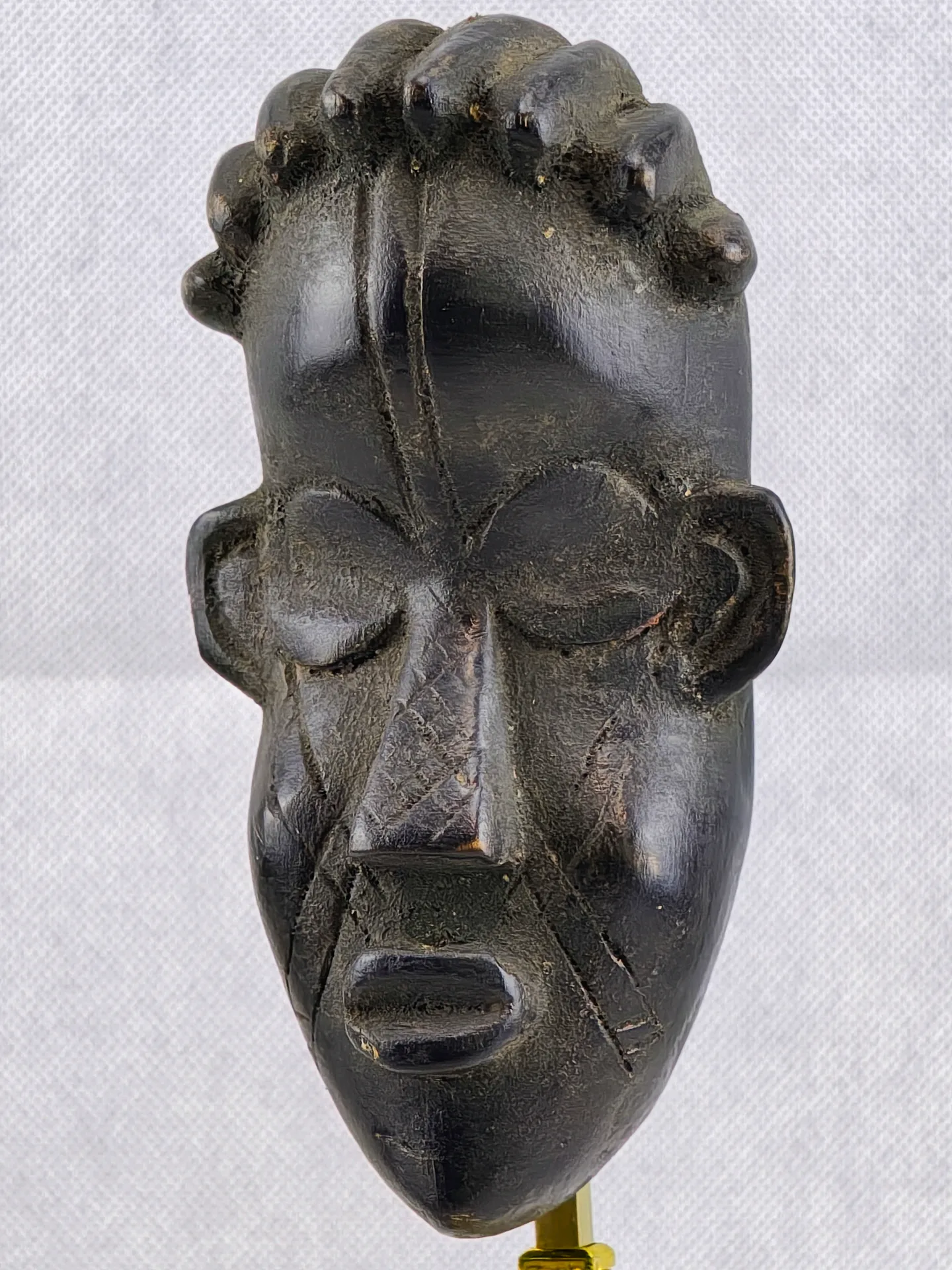 Wooden ceremonial mask Bassa passport in Liberia (Coast slonoviny)