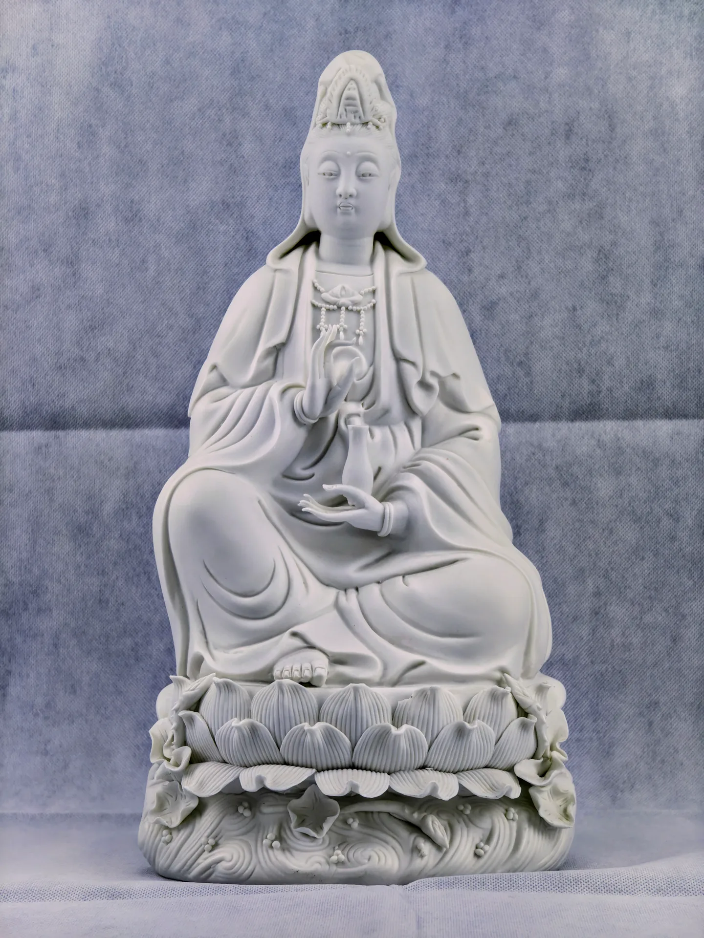 Statue Guanyin, traditional Chinese bódhisattvy compassion and milosrdenstva. Statue je made in quality white porcelain in 
