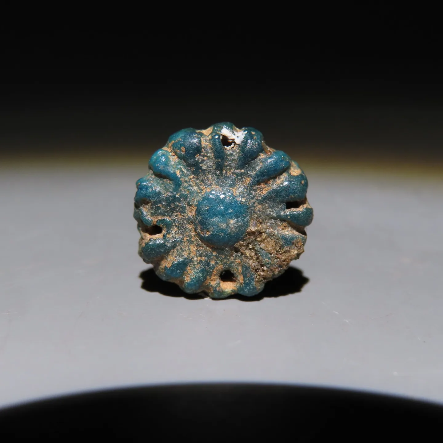 Ancient Egyptian faience amulet. New Kingdom, obdobie Amarna, 1353 – 1336 BC
